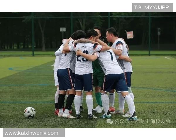 在足球场上感受激情与团队合作的魅力与挑战 在足球场上感受激情与团队合作的魅力与挑战